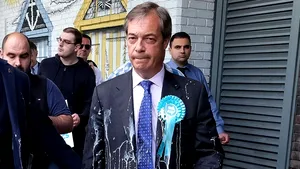Liderul Brexit Nigel Farage, TERORIZAT de persoane înarmate cu milkshake-uri. Politicianul a REFUZAT să iasă din autocar de frică