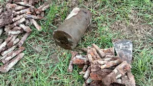 Un localnic din județul Harghita a găsit muniții vechi în ogradă. Ce trebuie să știm atunci când găsim muniții?