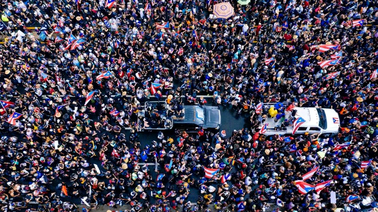 Sute de mii de persoane au protestat în Puerto Rico, cerând demisia guvernatorului teritoriului. Cântăreţul Ricky Martin, printre manifestanţi | FOTO, VIDEO