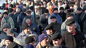 Covasna: Salariaţii de la SC Drumuri şi Poduri continuă protestele