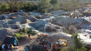 Armata de copii care lucrează în minele de mica. Sapă după un mineral folosit în milioane de produse - FOTO