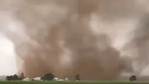 Tornade puternice fac ravagii în statele din centrul SUA, provocând moartea a cel puţin 5 persoane