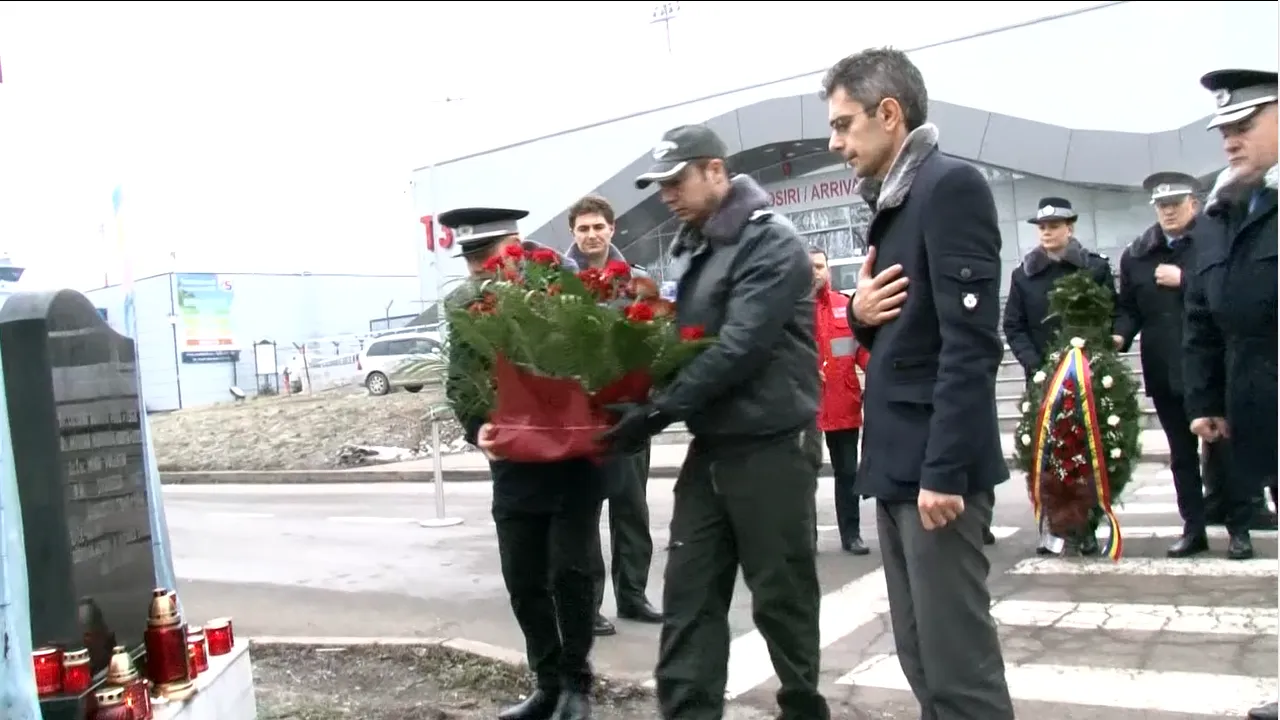 Membrii echipajului SMURD care s-a prăbuşit acum 14 ani, comemoraţi la troiţa de la aeroportul din Iaşi