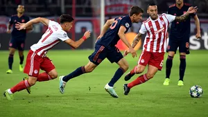 VIDEO | Incidente violente în timpul partidei dintre Olympiacos şi Bayern Munchen. Suporterii greci, înarmaţi cu bâte, au aruncat cu torţe pe teren