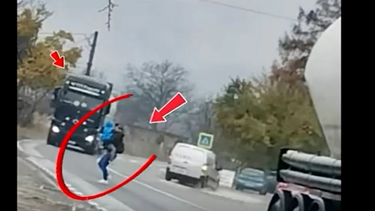 Poliția Română publică o imagine cu o mamă cu copilul în brațe, trecând printre două TIR-uri aproape de o trecere pentru pietoni