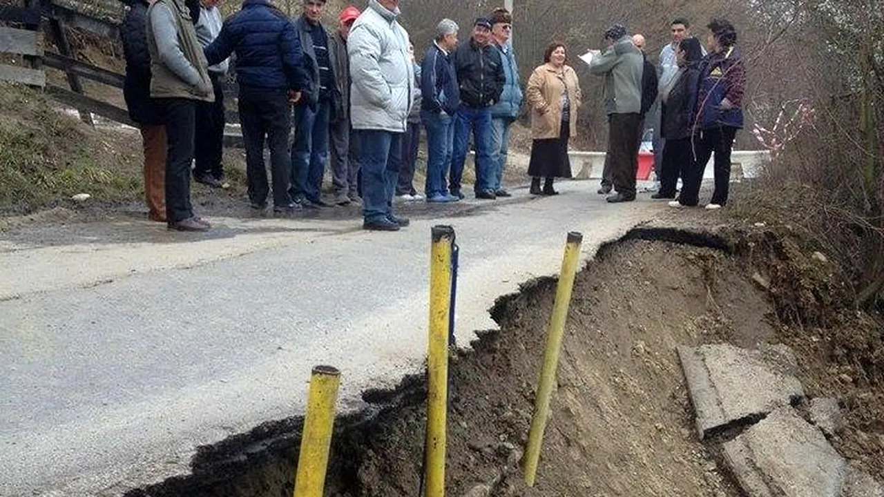 Peste 100 de persoane izolate în Piteşti, după ce un drum s-a surpat - FOTO, VIDEO