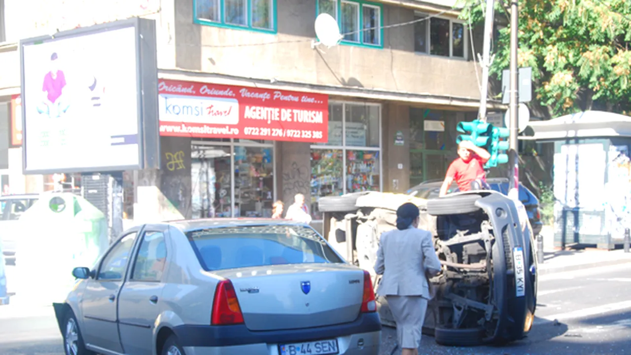 IMAGINI DE LA LOCUL ACCIDENTULUI ministrului Educaţiei - Andronescu: Sunt bine, la minister. Taxiul a trecut pe roşu