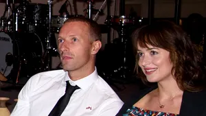 Chris Martin şi Dakota Johnson s-au mutat împreună după 3 ani de relaţie