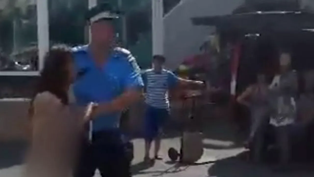 Scene greu de imaginat, în plină stradă: O tânără, umilită de două prietene: femeia, dezbrăcată şi agresată. De la ce a pornit incidentul