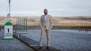 Ştefan Mandachi îşi vinde metrul de autostradă: 1cm costă 10 euro. Banii se duc la Crucea Roşie Suceava