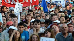 Miting USL la Braşov, pentru demiterea lui Traian Băsescu: Peste 5.000 de persoane participă la manifestaţie