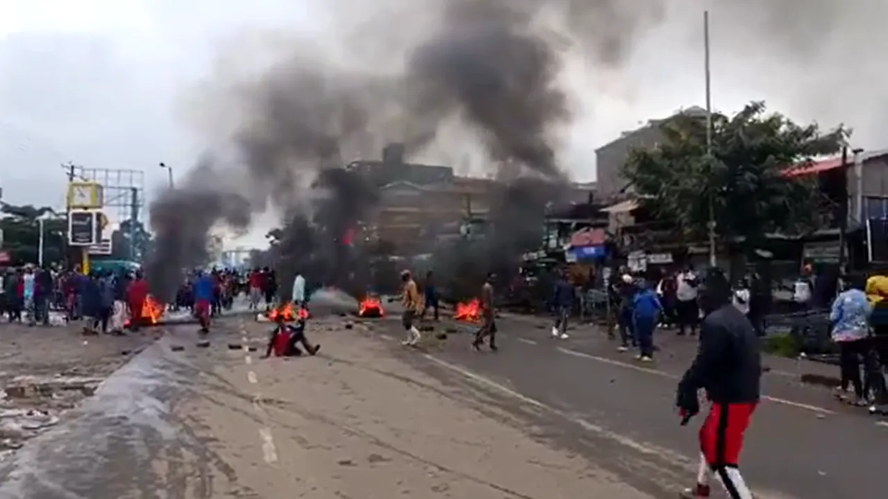 Grevă de transport în Kenya. Protestatarii ard cauciucuri pe marile șosele din Capitală