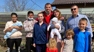 Sergiu, tânărul care s-a dus cu calul să-i ducă scutece soţiei la maternitatea din Iaşi, s-a mutat în casă nouă cu ajutorul lui Cătălin Moroşanu