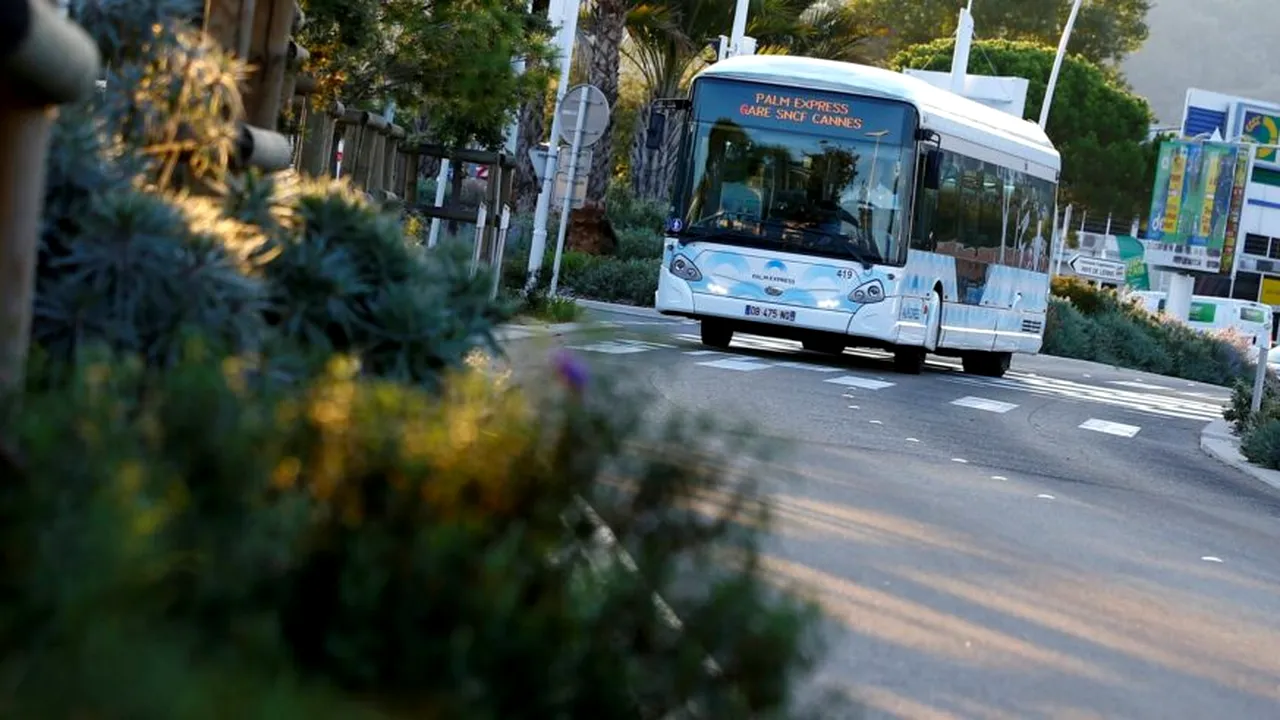 Franța: Șofer de autobuz, bătut crunt în timpul serviciului de un grup de adolescenți