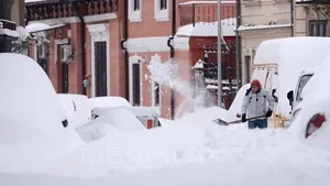 Primari din localităţile izolate: Mulţi oameni sunt baricadaţi în case, cu zăpada până la acoperişuri