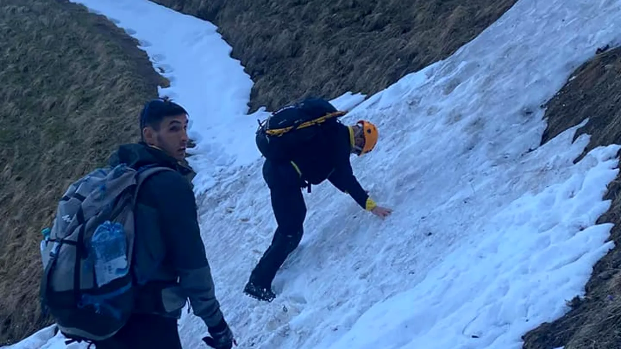 Intervenţie Salvamont, pe Brâna Caraimanului. Doi tineri au rămas blocaţi pe o porţiune înzăpezită