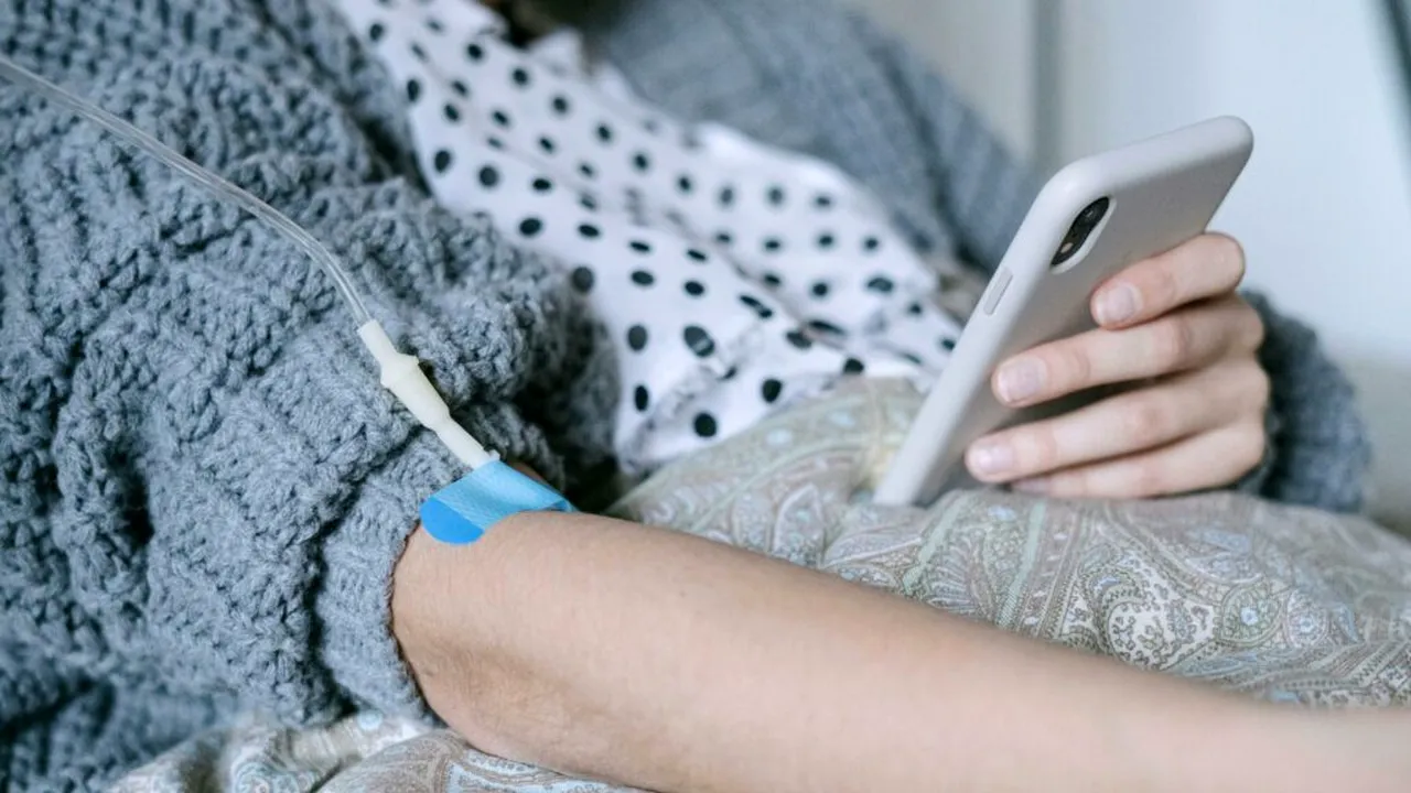 Românii cu boli cronice, oncologice și rare, afectați de neplata primei zile de concediu medical. Scrisoare deschisă către Avocatul Poporului