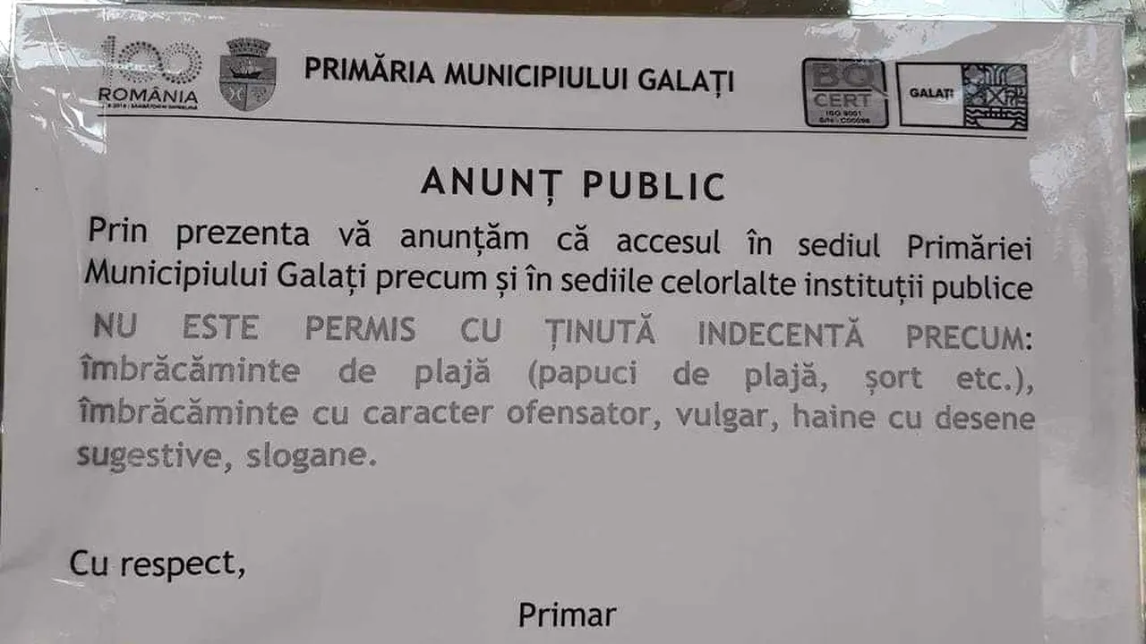 Acces interzis în Primăria din Galaţi pentru oamenii îmbrăcaţi în pantaloni scurţi şi tricou cu slogan