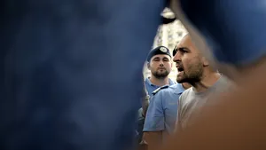 Protest EXTREM în faţa Guvernului.  Amendă de 1.000 de lei pentru un manifestant care s-a legat de gard şi a ameninţat că îşi dă foc. Imaginile când jandarmul îi smulge bidonul cu benzină| FOTO, VIDEO