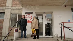 Ministerul Sănătăţii dispune o nouă anchetă la Braşov, unde o ambulanţă transporta trei persoane pe o targă. Managerul SJU spune că şoferul, probabil, s-a grăbit - VIDEO