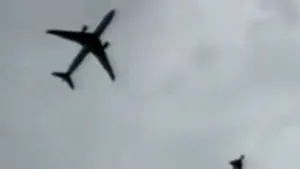 O aeronavă de pasageri a fost escortată de un avion de vânătoare, deasupra Marii Britanii - VIDEO