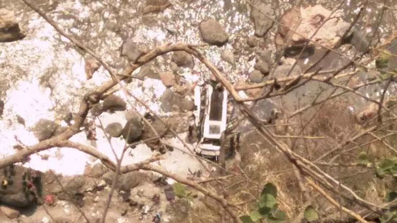 Accident GRAV în India: Cel puţin 44 de persoane decedate, după ce un autobuz a căzut într-o râpă