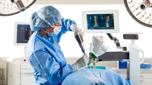 Operaţie la Iaşi cu cel mai performant robot folosit în chirurgia spinală