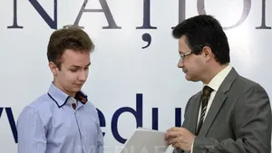 Elevii cu 10 la bacalaureat şi evaluarea naţională şi-au luat premiile date de Guvern: câte 3.000, respectiv 2.000 lei - FOTO