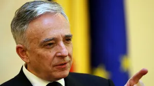 Cetăţeanul Isărescu, deghizat în Cuza, umilit de funcţionara de la ghişeu