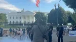 Bărbat arestat după ce a ars un steag american în semn de protest față de decretul lui Trump