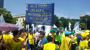 Circa 8.000 de profesori au protestat în faţa Palatului Victoria: 