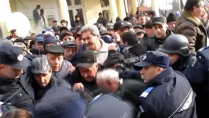 1 Decembrie la Buzău: Peste o mie de oameni s-au călcat în picioare pentru a primi sarmale - VIDEO