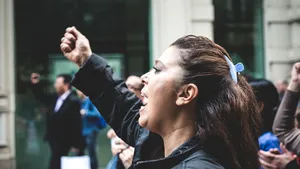 Sindicaliştii cer ca amânările salariale să se aplice pentru toţi bugetarii, inclusiv aleşilor