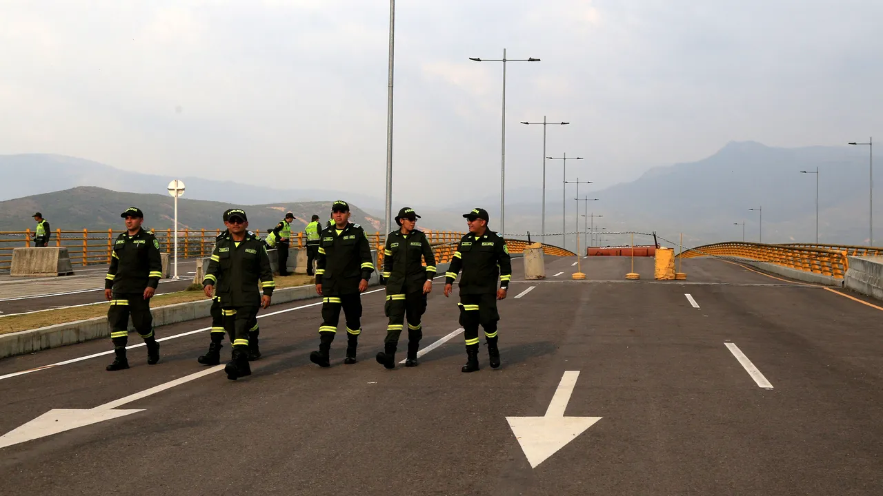 Criza din Venezuela. Trei militari ai gărzii naţionale au dezertat/ Ciocniri violente la graniţa închisă cu Columbia