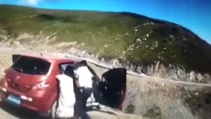 VIDEO Maşină scăpată în prăpastie cu familia înăuntru, pe „cel mai frumos drum din China”