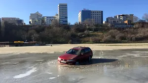 A intrat cu maşina pe plajă şi apoi în mare, iar acum riscă o amendă exorbitantă. Cum a aflat poliţia