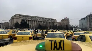 Transportatorii vor BLOCA centrul Capitalei în semn de protest faţă de „falşii” transportatori: 5.000 de autovehicule vin în P-ţa Victoriei
