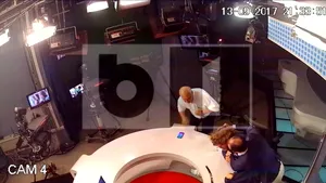 Noi imagini din timpul bătăii de la B1TV: Mirel Palada pare că vrea să îl lovească cu capul de masă pe Mihai Goţiu | FOTO, VIDEO