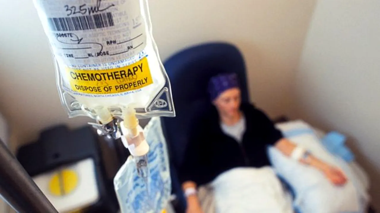 O femeie acuză medicii că au tratat-o pentru un cancer inexistent. Acum, nu-şi mai poate folosi mâna