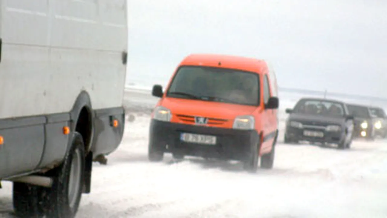 Circulaţia pe mai multe drumuri naţionale este îngreunată din cauza zăpezii (Video)