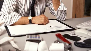 Cum recunoşti un şef egoist: Detaliul din semnătură care îl demască