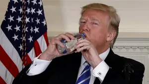 Cum a băut Donald Trump, din sticlă, într-o conferinţă transmisă în direct de la Casa Albă. MOMENTUL ciudat a provocat comentarii în cascadă | VIDEO