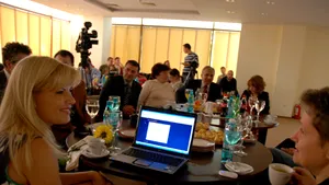 Elena Udrea le cere bloggerilor un slogan de campanie