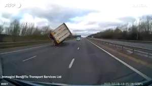 Furtuna Eunice a lovit Marea Britanie. O rafală de vânt prea puternică a răsturnat un camion pe autostradă

