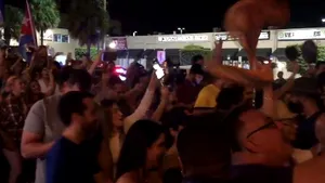 EXPLOZIE de bucurie la Miami după moartea lui Fidel Castro. În Mica Havana oamenii au ieşit în stradă să sărbătorească - GALERIE FOTO, VIDEO 
