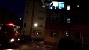 Două maşini avariate în Argeş de un acoperiş smuls de vântul puternic | VIDEO