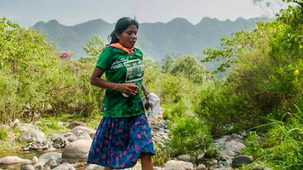 FOTO O femeie din Mexic a câştigat un ultramaraton de 50 de km, purtând o fustă şi saboţi de cauciuc