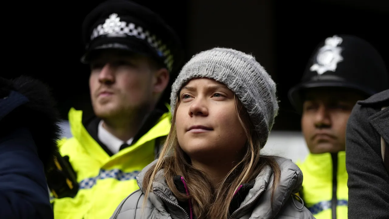 Activista Greta Thunberg a fost reţinută de poliţişti la Londra