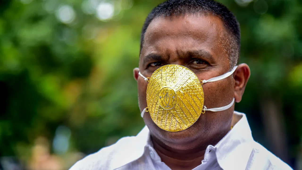 Extravaganţă! Un bărbat a comandat o mască de aur personalizată pentru a-l proteja de coronavirus