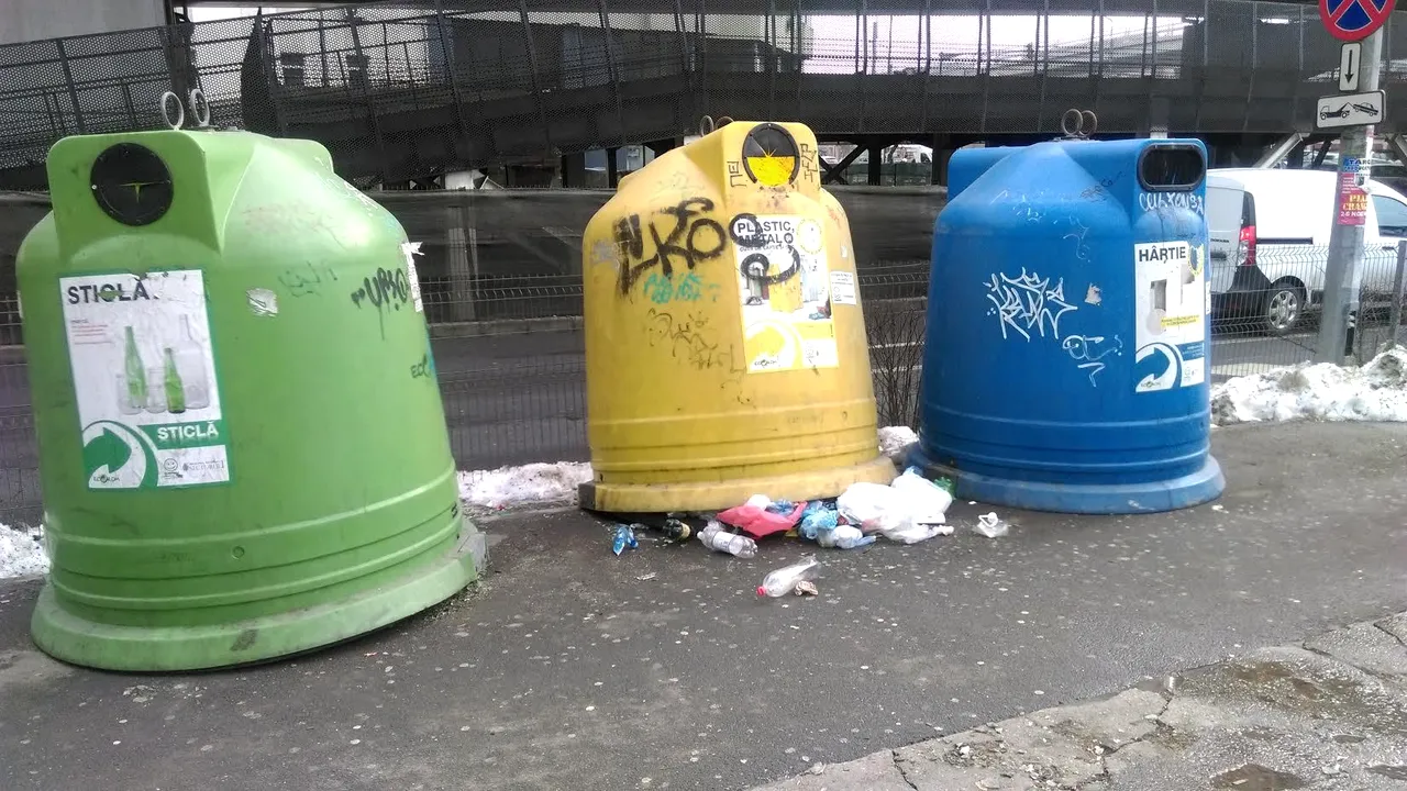 Supăraţi că nu mai pot fura bidoane de plastic, hoţii din Brăila incendiază pubelele noi de gunoi 